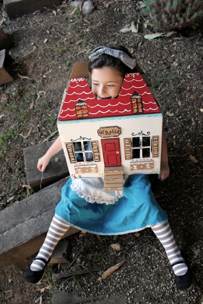 ein kleine Alice in Wunderland, die bereits in das Loch gefallen ist, Last Minute Halloween Kostüm für Mädchen