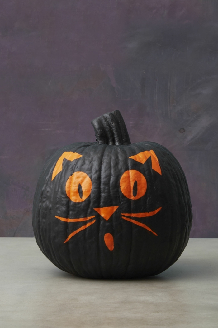 Kürbis als schwarze Katze zu Halloween dekorieren, lustige Bastelideen für Groß und Klein