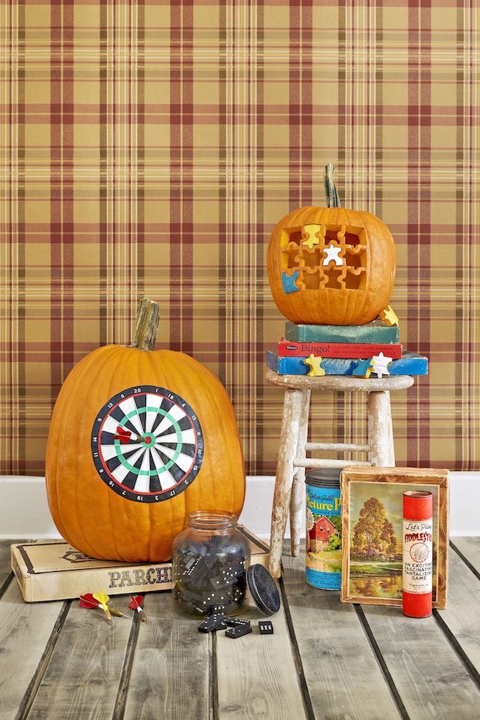 Puzzle am Kürbis schnitzen, Darts und andere Brettspiele, Spaß für Kinder zu Halloween