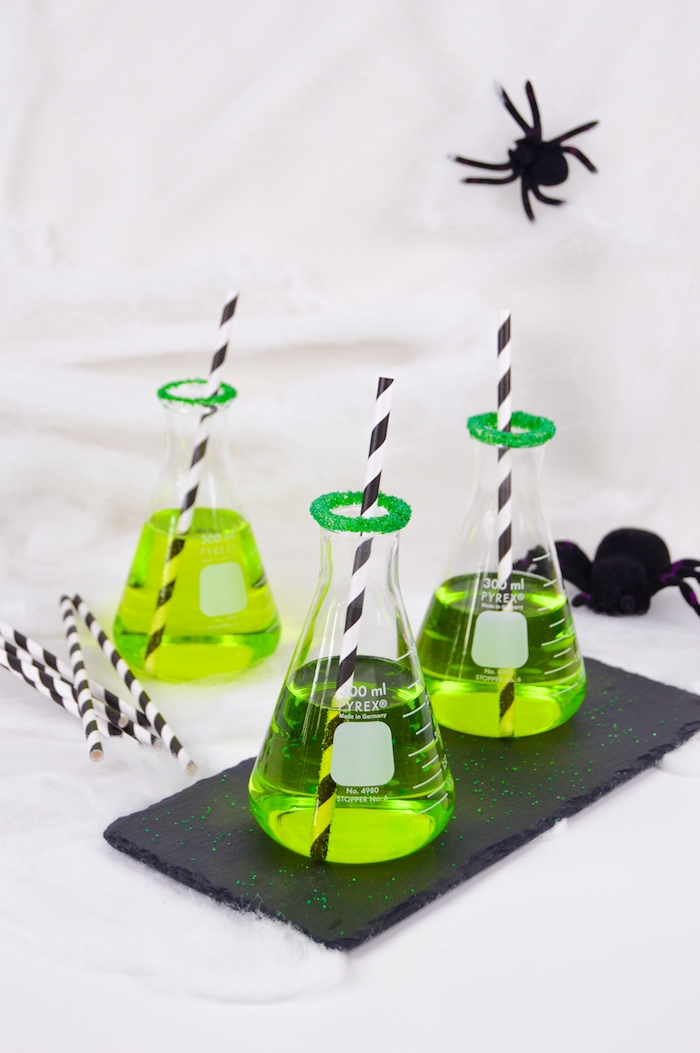 Grüne Cocktails für Halloween Party selber machen, große schwarze Deko Spinnen