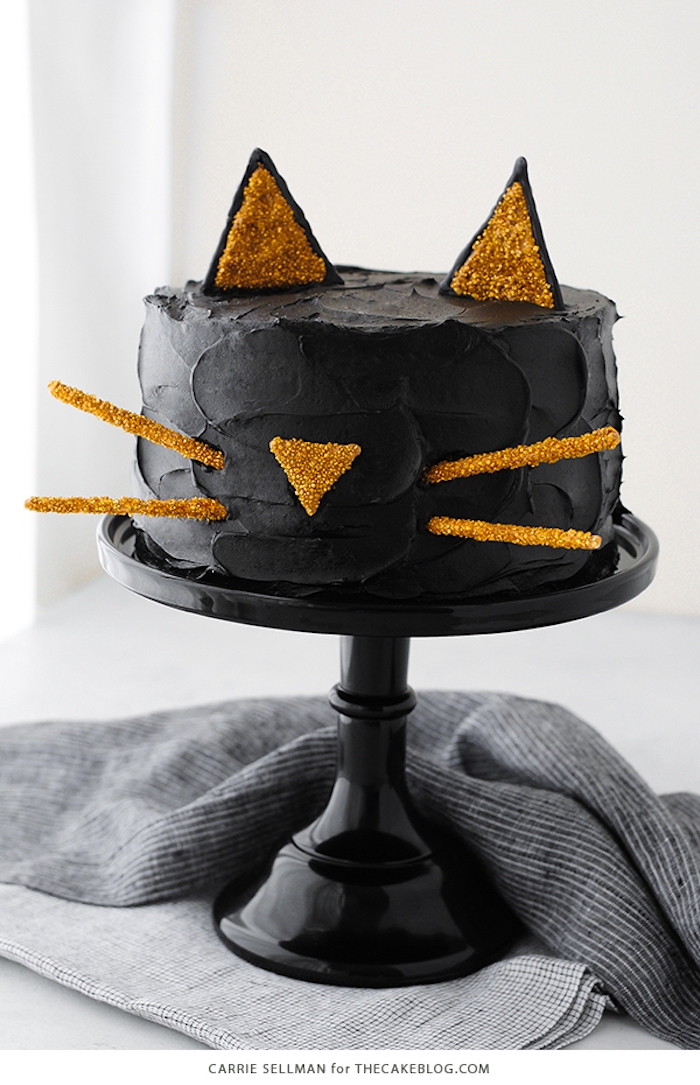 Halloween Torte selber backen und dekorieren, schwarze Katze, auffällige Desserts zu Halloween