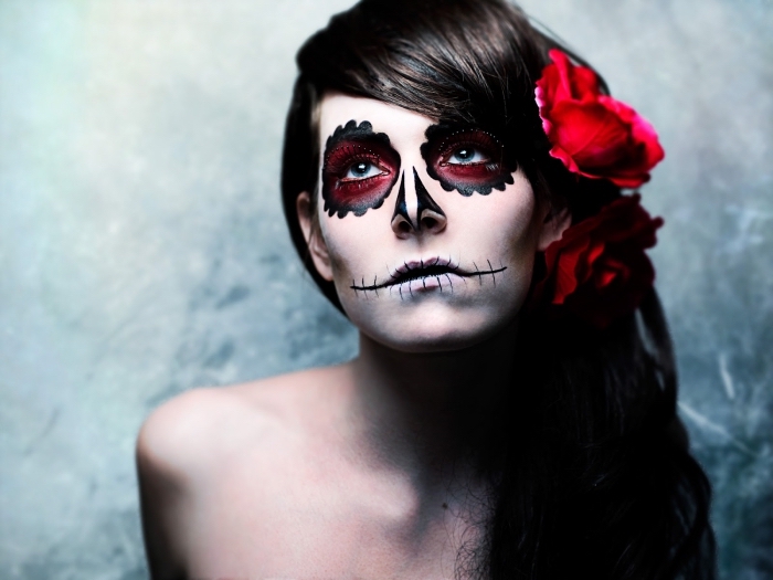 halloween schminken frauen, rote blume, haarfarbe mahagonni, mexikanischer totenkopf schminken
