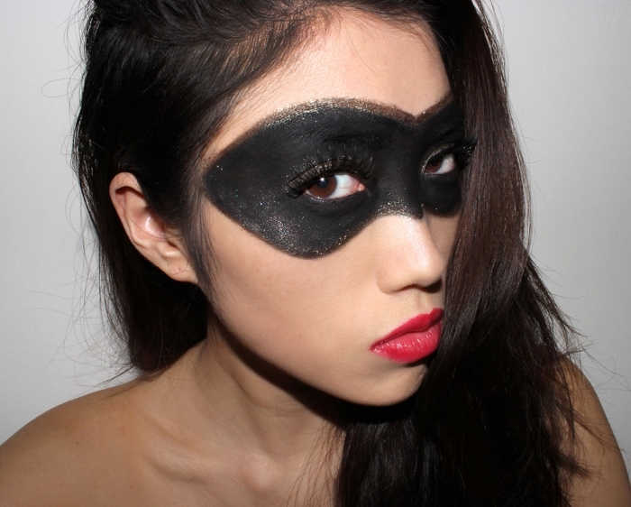 schwarze maske, roter lippenstift, halloween schminkideen, einfach und schnell
