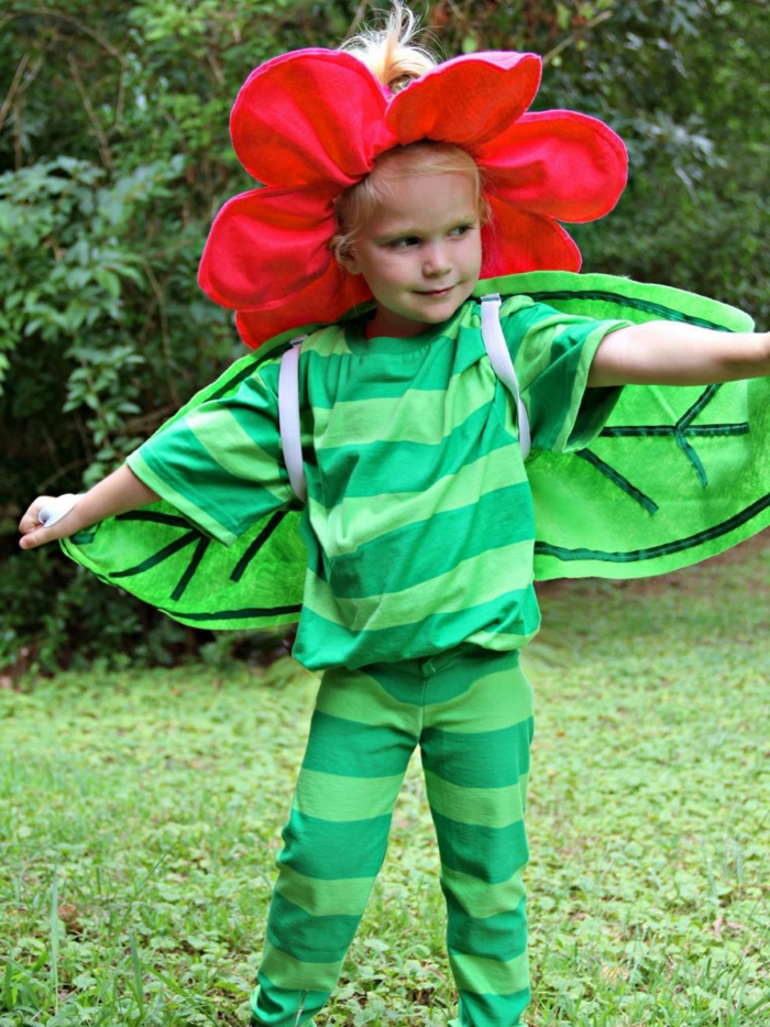eine kleine Blume in roter Farbe, ein Stangel in grüner Farbe, Kostüm für kleines Mädchen, Last Minute Halloween Kostüm