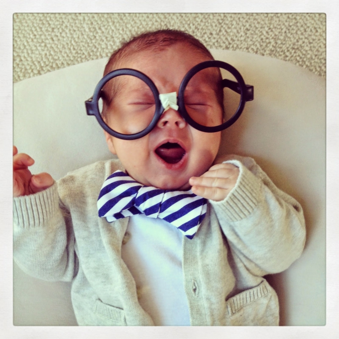 ein niedliches Baby mit großen Brillen und Fliege, Kinderkostüme selber machen für Neugeborene