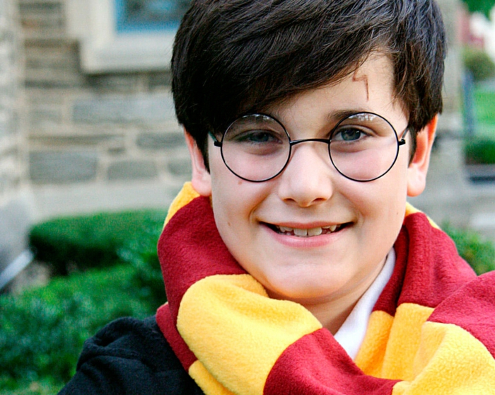 ein kleiner Harry Potter mit Schal, Narbe und Brillen, Kinderkostüme Helloween selber machen