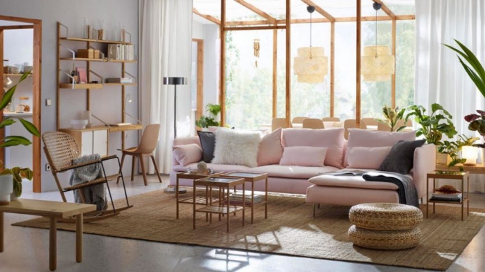 haus einrichten, rosa sofa dekroeirt mit grauen und weißen dekokissen, einrichtung in modernem landhausstil