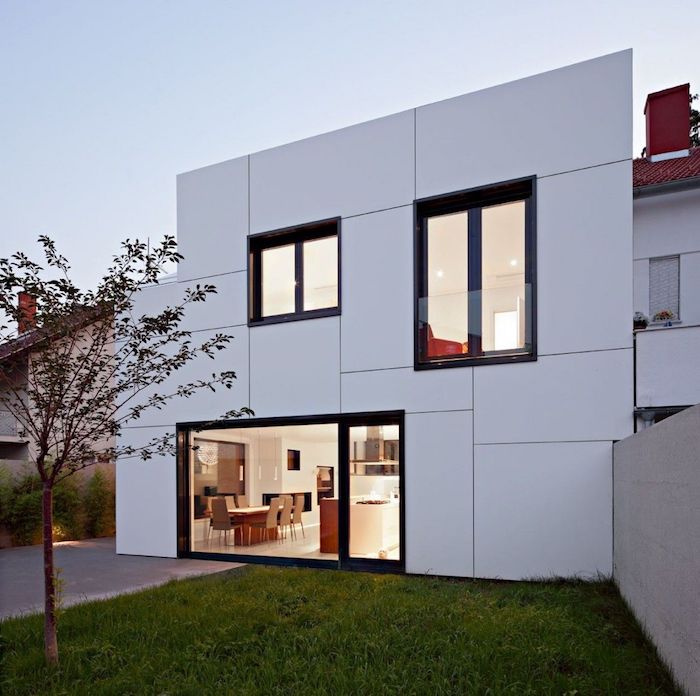 villa bauen, moderne gestaltung in weiß außengestaltung ideen, garten mit gras und baum