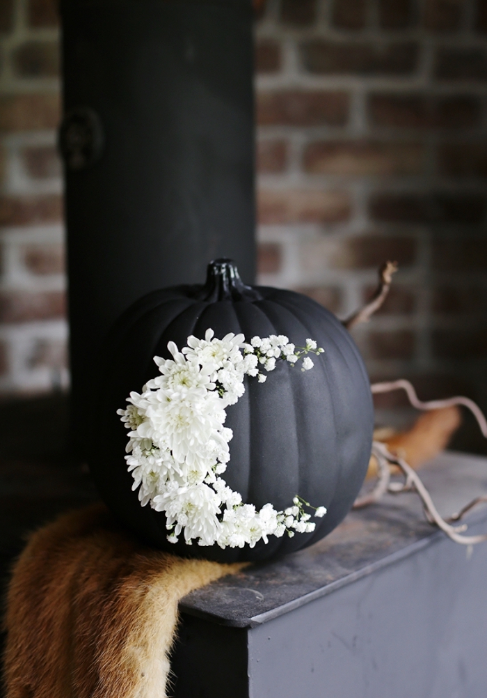 hebstdeko aus kürbis basteln, deko zu halloween, schwarzer kürbis, weiße blümchen