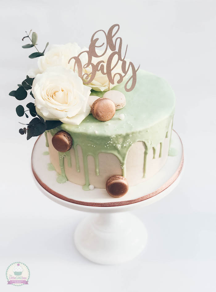 Prachtvolle Torte zur Taufe oder Baby Shower, dekoriert mit echten weißen Rosen und französischen Macarons