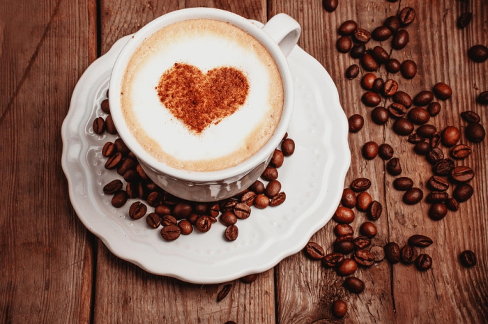 kaffee zubereiten mit kaffeemühle, kaffeebohnen mahlen, herz, erfrischendes getränk