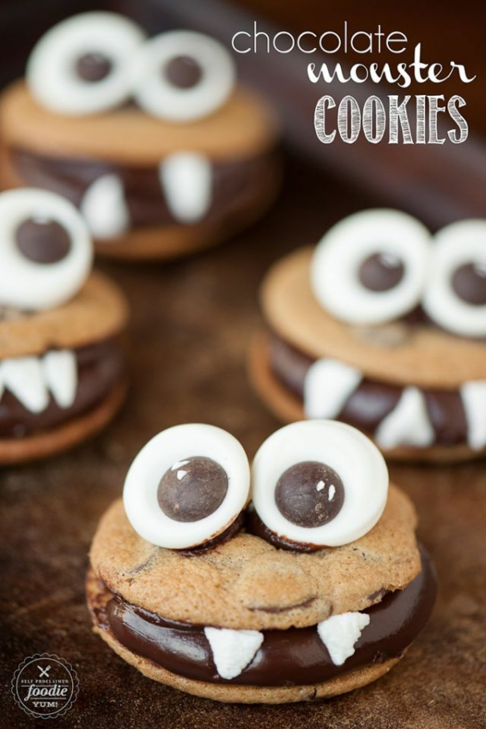 Kekse mit Schokoladenfüllung, Bonbons Augen, kleine Zähne, Halloween Dessert wie Forsche