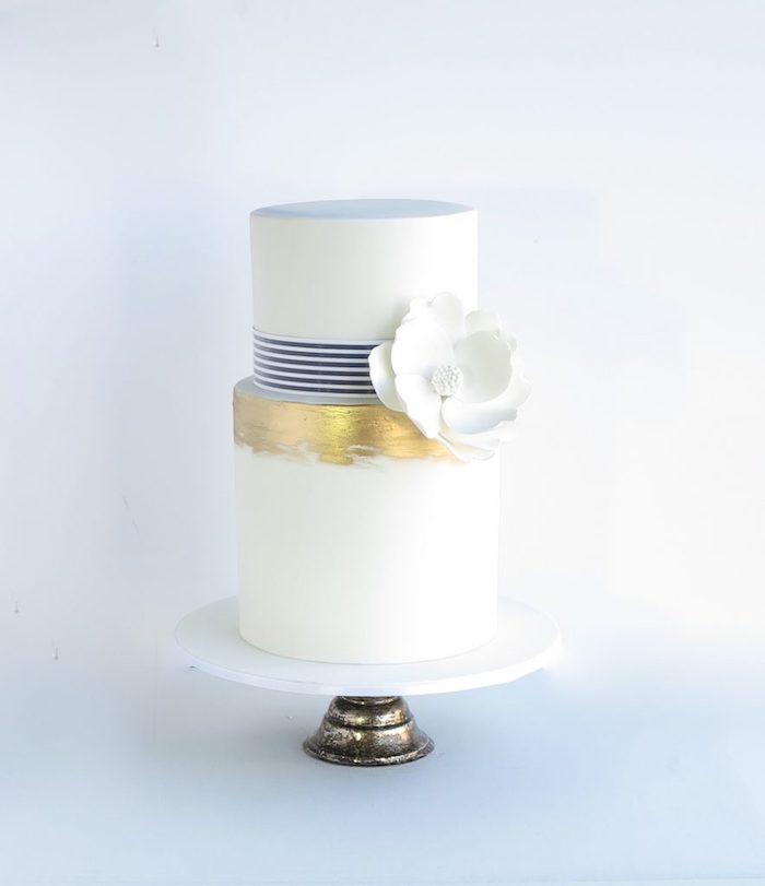 Zweistöckige Fondant Torte auf Tortenständer, weiße Blume aus Fondant, Tauftorte für Mädchen