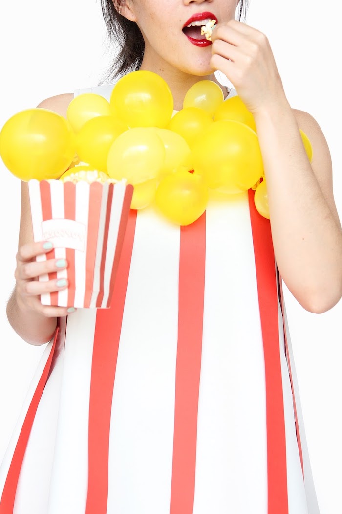 Last Minute Halloween Kostüm Popcorn, gestreiftes Kleid mit kleinen gelben Ballons als Popcorn