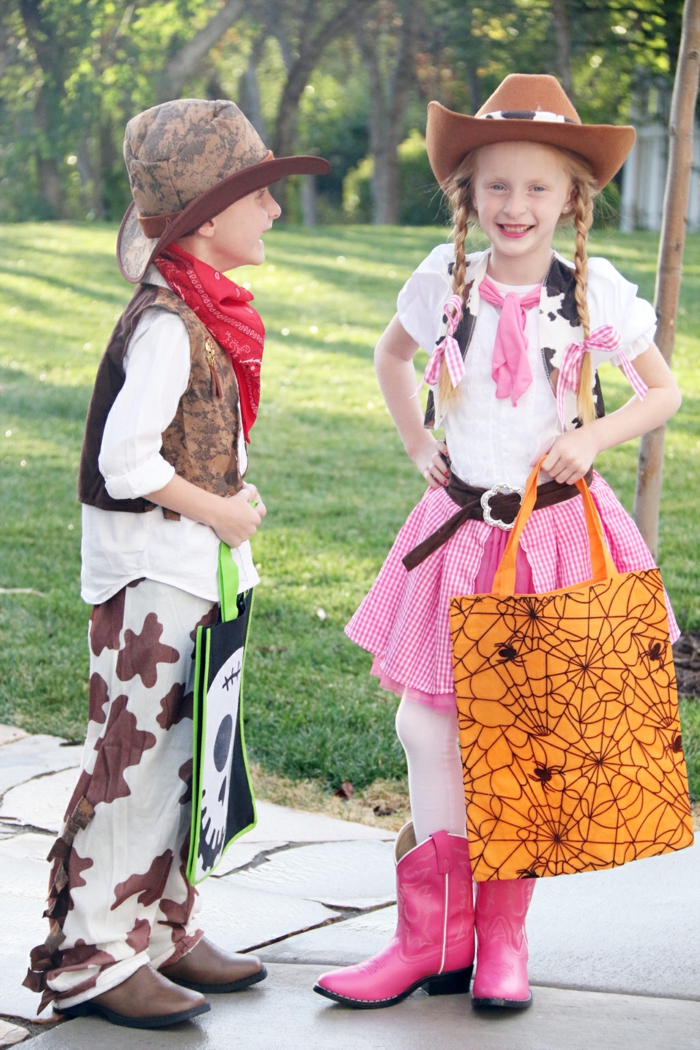 Kostüme für Zwillinge von Cowboys, ein Mädchen und ein Junge, Halloween Kostüme selber machen