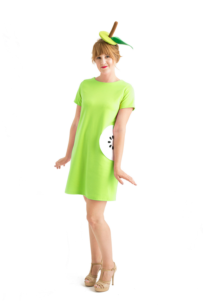Sich als grünen Apfel zu Halloween verkleiden, grünes Kleid mit Aufkleber, Last Minute Kostüm selber nähen