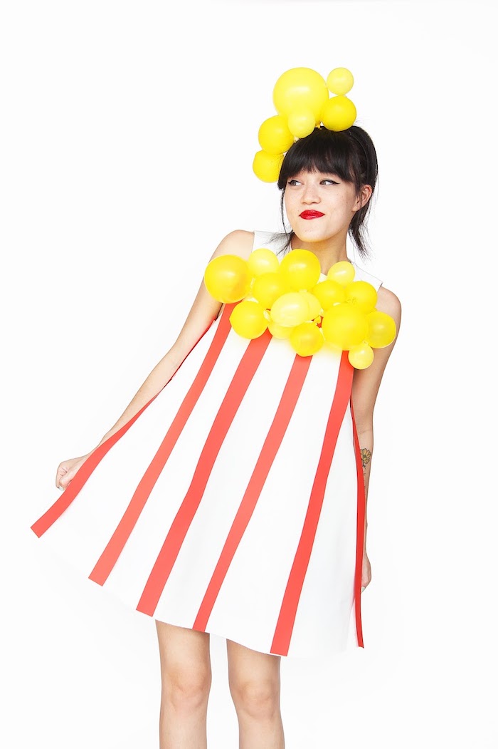 Last Minute Halloween Kostüm Popcorn, gestreiftes Kleid in Rot und Weiß, kleine gelbe Ballons