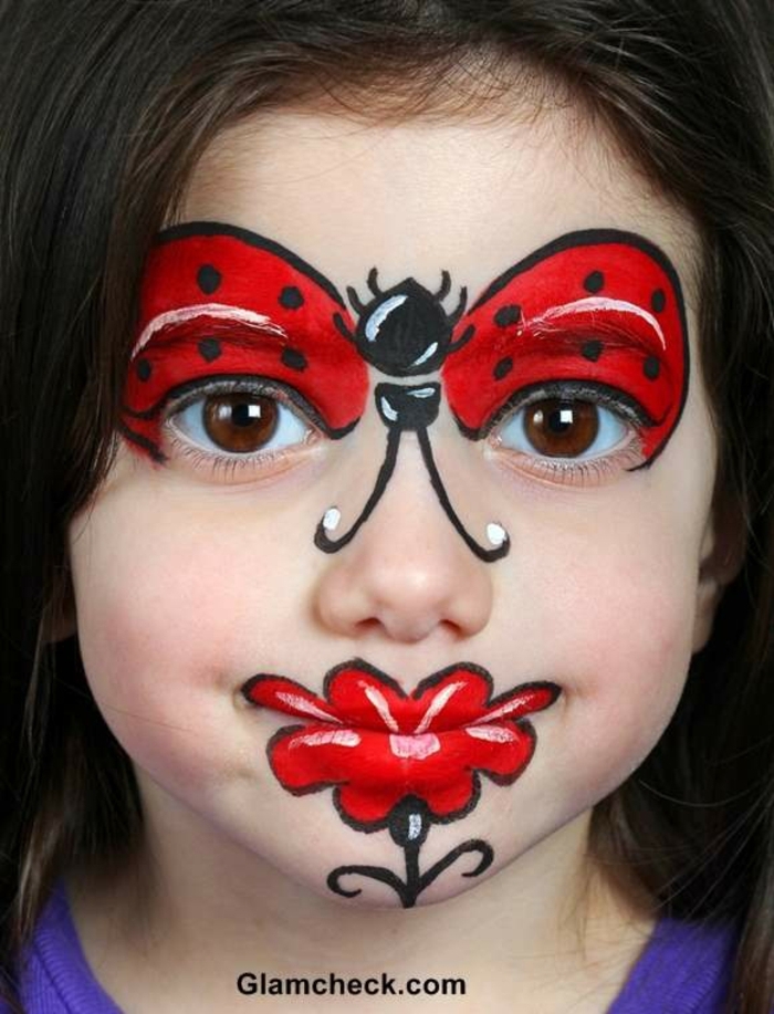 ein Marienkäfer, eine rote Blume auf den Lippen, Halloween Schminktipps für kleine Mädchen