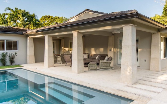 villa bauen un pool dazu machen, moderne hausideen zum verwirklichen, veranda, sofa, sessel, tisch