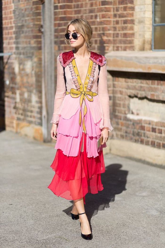 80er kleidung in bunten farben auch heute gern tragen, rosarotes kleid mit roten teilen, runde brille