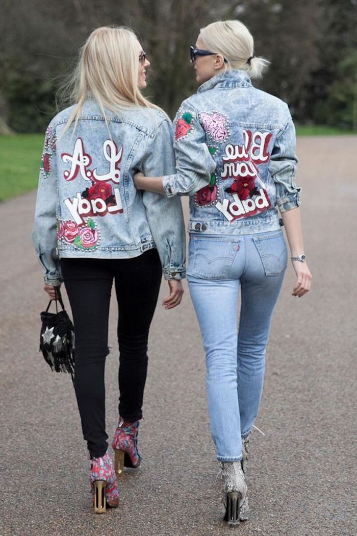 80er kleidung ideen jeans, jacken mit aufschriften, blonde haare, retro schuhe, zwei freundinnen