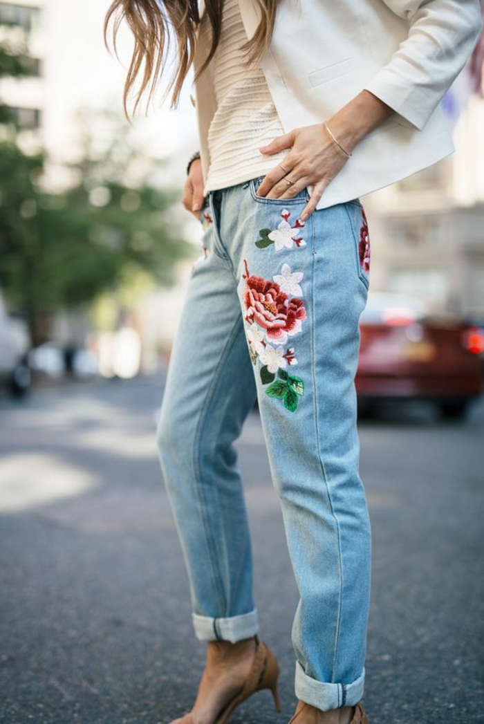 trends kleidungsstil mit elementen aus den achtzigern jahren, jeans mit rosen und blumen, helle töne bekleidung