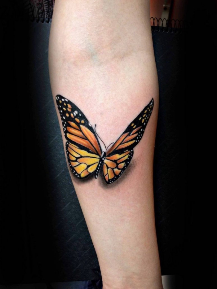 orangenfarbener schmetterling tattoo 3d am unterarm, kleine motive für frauen