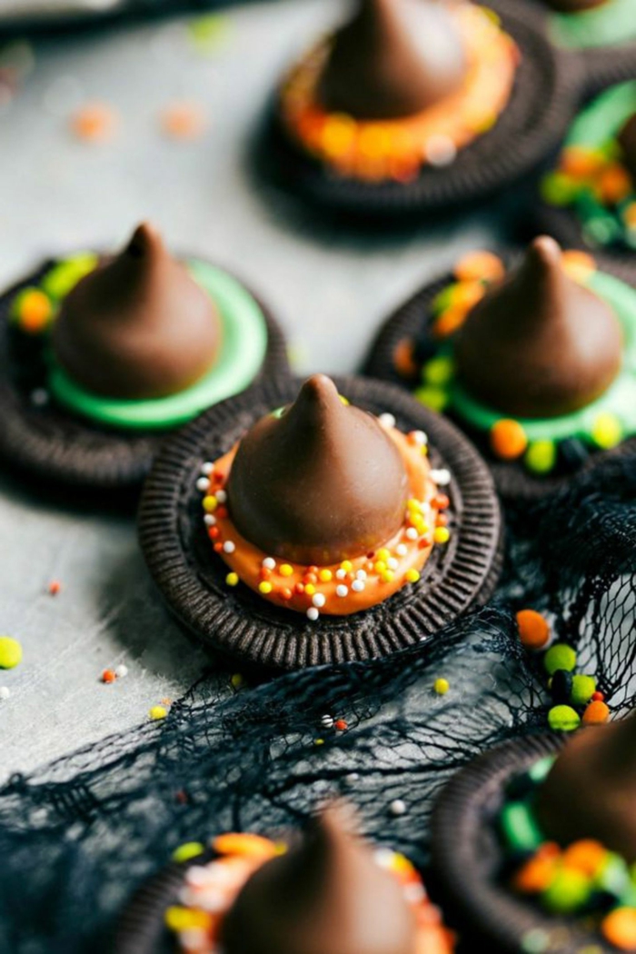 Oreo Kekse, bunte Creme und runde Sträuseln Pralinen darüber, Hexenhüte, Halloween Snack Ideen