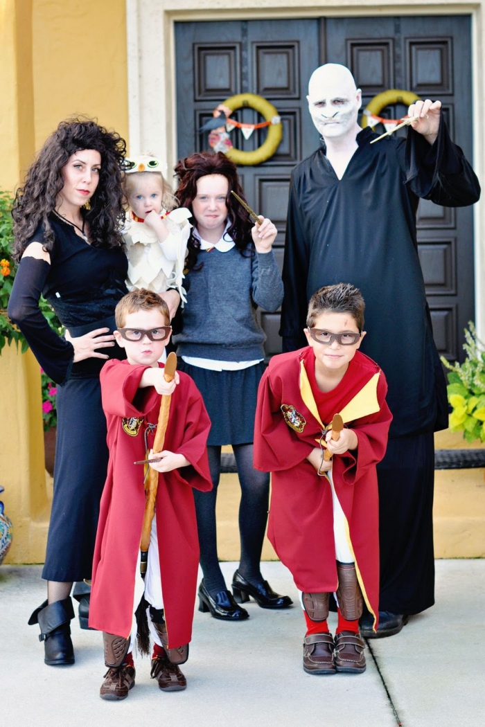 originelle kostüme für familien, harry potter, mann mit schwarzer kleider, zwei jungen, zauberer