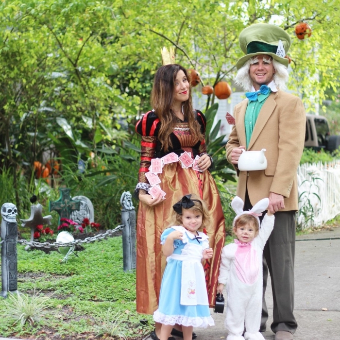 halloween ideen, originelle kostüme für familien, alice in wunderland, die königin und der verrückte hutmacher