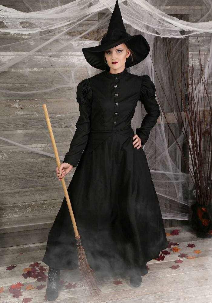 originelle kostüme für halloween, schwarze kleid mit alngen ärmeln, großer hut, hexe