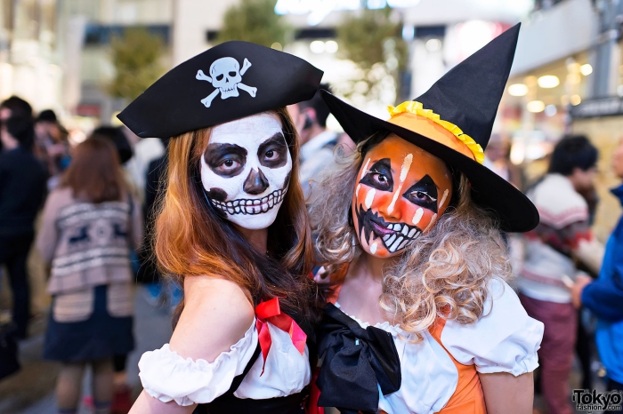 originelle kostüme für halloween, pirat und hexe, große hütter, make up ideen