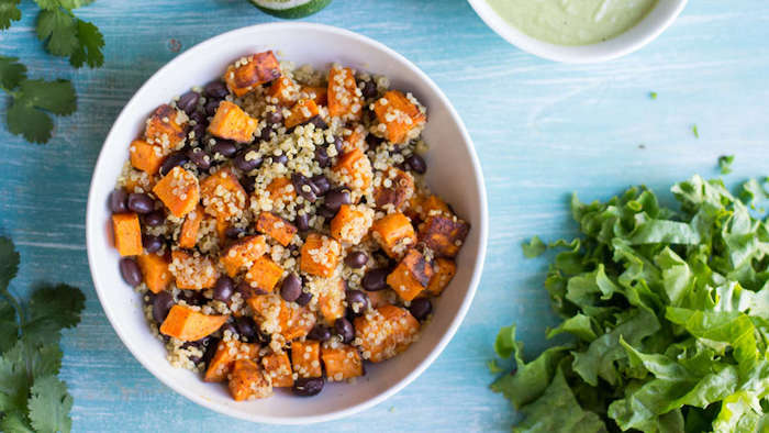 quinoa rezepte vegan ideen bohnen, kürbis stücken, grünsalat, avocado soße