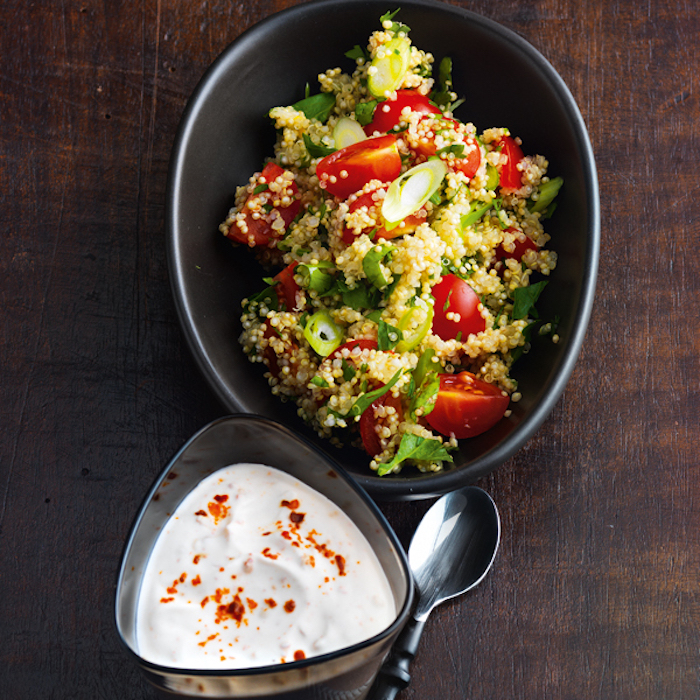 salat mit quinoa gesund mit jogurt soße, tomaten, grünsalat, petersilie