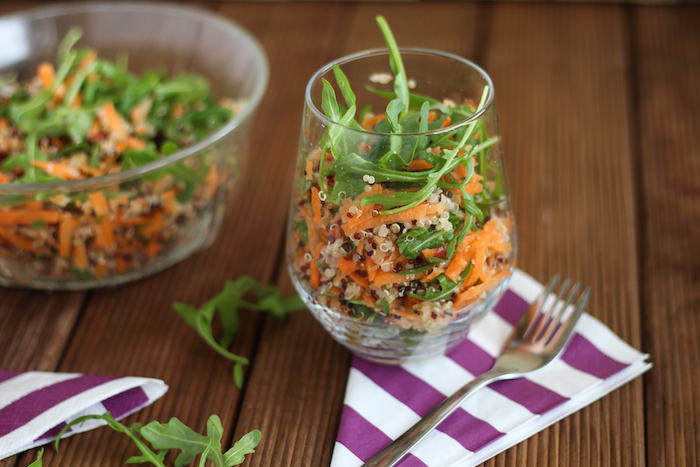 quinoa gesund salat in glas mit ruccola und möhren, schüssel oder glas
