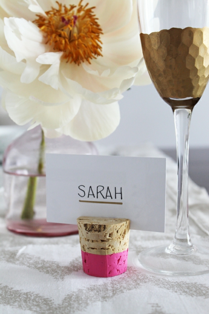 eine Korke in rosa und natürlicher Farbe, ein Weinglas, eine weiße Blume, Hochzeitsartikel