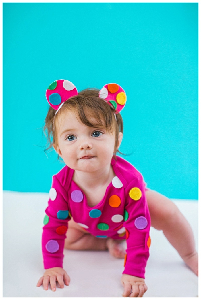 eine süße Maus mit kleinen Ohren, rosa Babybody auf Tupfen, blauaugiges Mädchen, Halloween Kostüm für Kind selber machen