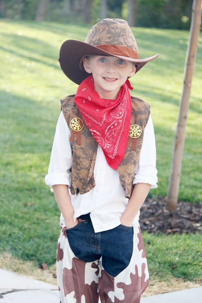 ein Junge mit Cowboy Kostüm mit einem roten Tuch und eine Lederjacke, Halloween Kostüm selber machen 