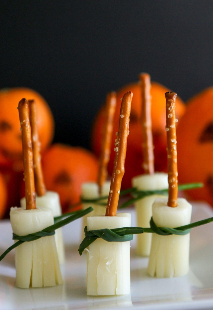 Salzstangen, Käse und grüne Schleifen, Halloween Snack Ideen wie Hexenbesen, Kürbiss