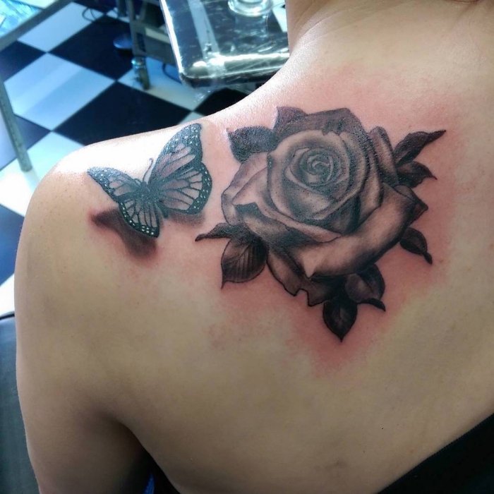 schmetterling tattoo 3d, weiße rose am rücken, schwarz graue tätowierung