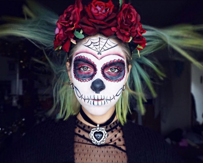 schminken halloween, maxikanischer totenkopf make up, großer kopfschmuck mit roten rosen