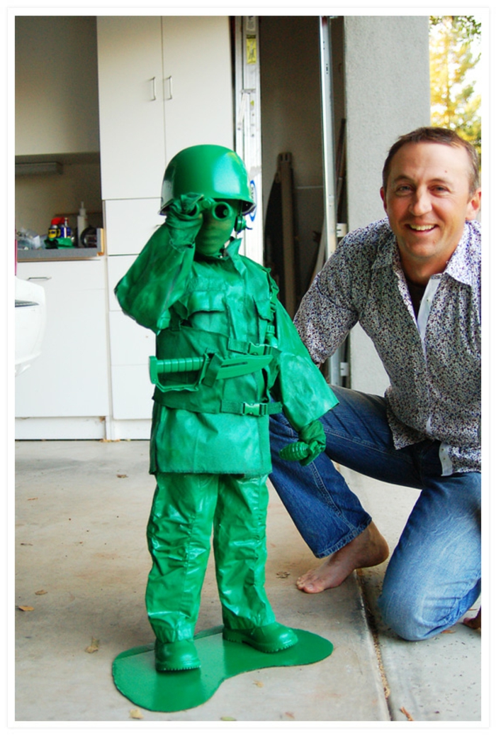 ein grüner Soldat wie das berühmte Spielzeug, Halloween Verkleidung für Junge, mit dem Vater fotografiert