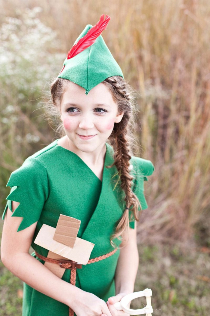 ein Peter Pan Kostüm für Mädchen, grüne Klamotten, ein Schwert aus Karton, ein Gürtel, Halloween Verkleidung