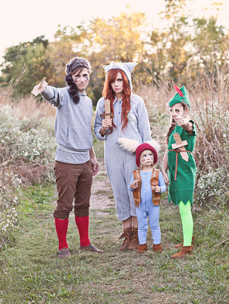 eine Familie wie Helden aus Peter Pan verkleidet, Halloween Verkleidung für Kinder und Eltern