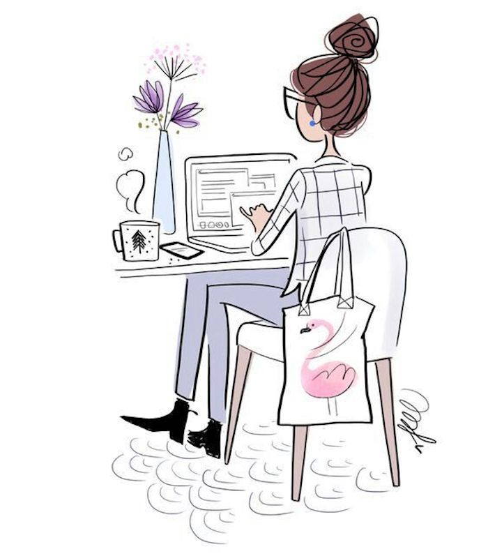 Frau mit kariertem Hemd und blauer Hose arbeitet am Computer, lila Blumen in Vase und Tasse Kaffee
