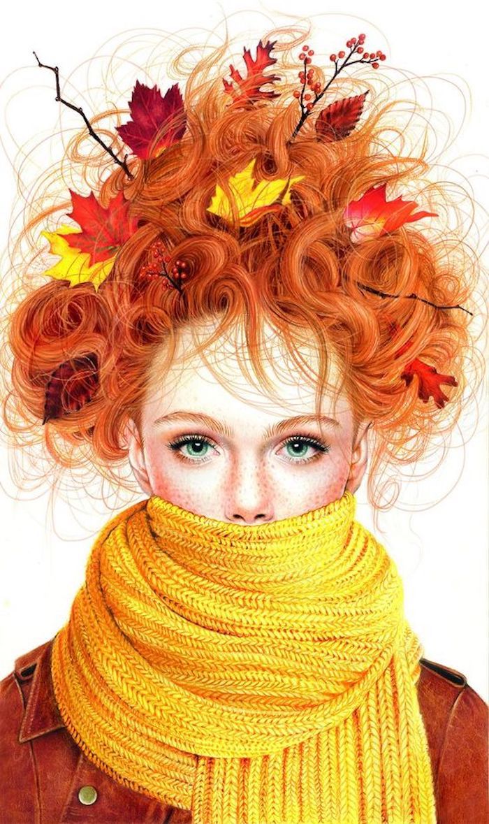 Frau mit Herbstblättern im Haar, naturrote Haare und blaue Augen, gelber Schal und braune Jacke