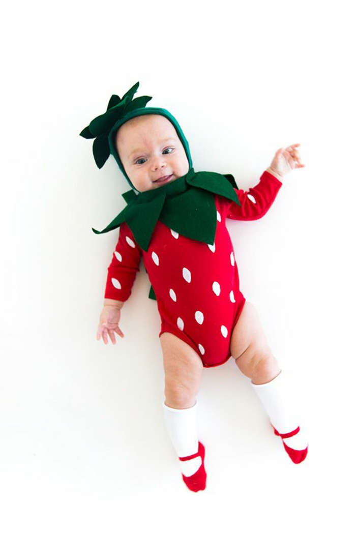 eine niedliche Erdbeere, grüne Mütze und grüner Kragen, ein roter Babybody mit weißen Tupfen, Halloween Kostüm selber machen
