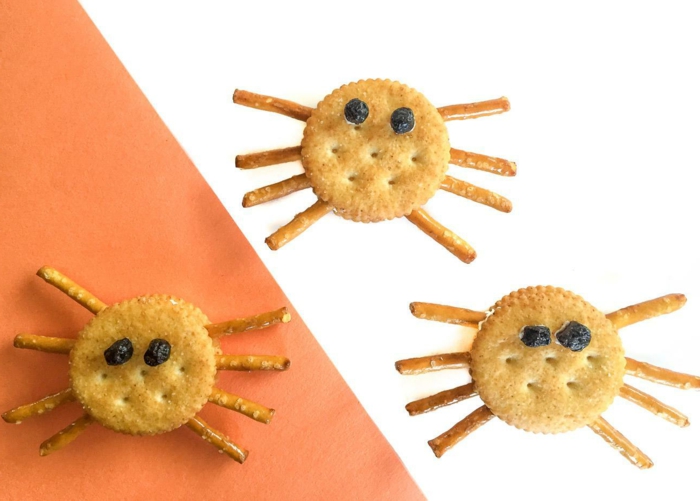 Kekse und Salzstangen wie Spinnen, Rosine als Augen, schlaue Halloween Snack Ideen für Kinder, 