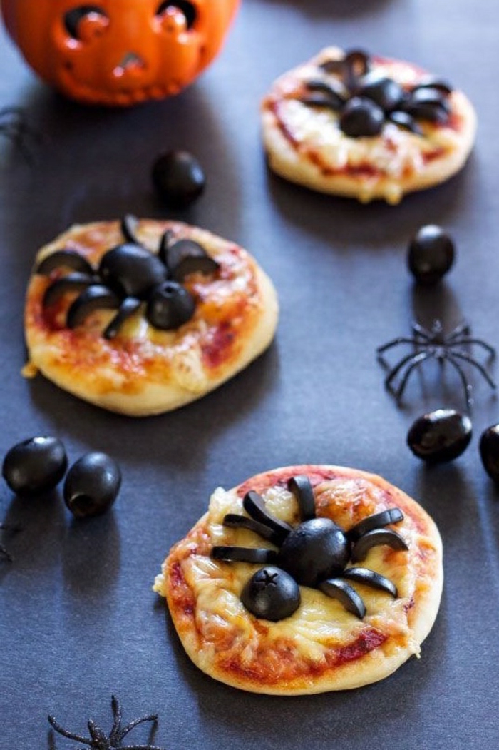 Käsebrötchen mit Oliven, drei Käsebrötchen, die Spinnen darstellen, Halloween Snack Ideen