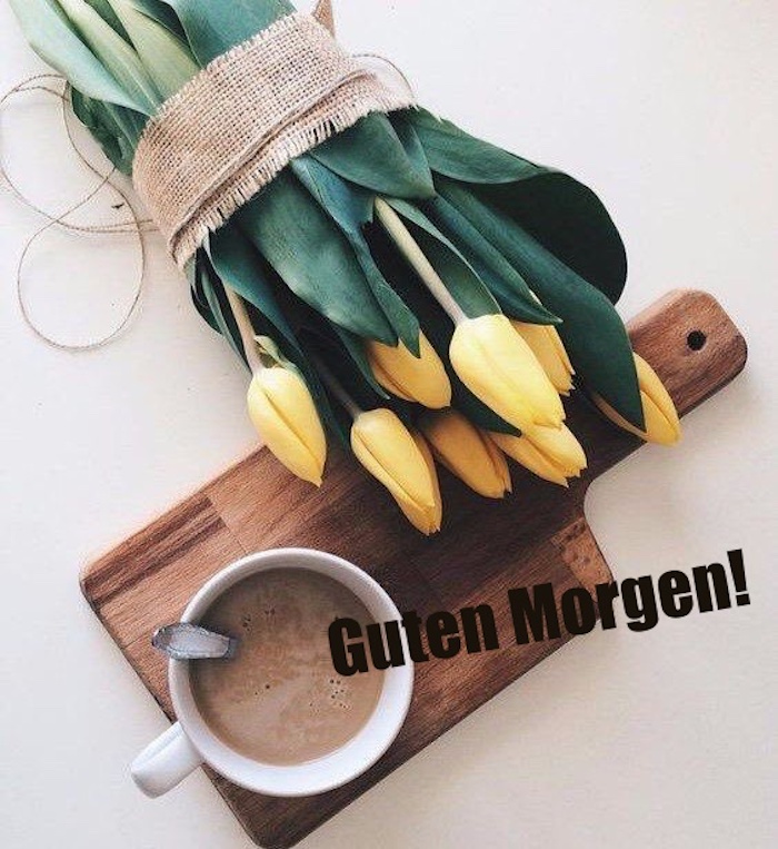 eine weiße tasse mit kaffee und ein strauß mit vielen gelben tulpen und grünen blättern, bilder guten morgen kostenlos